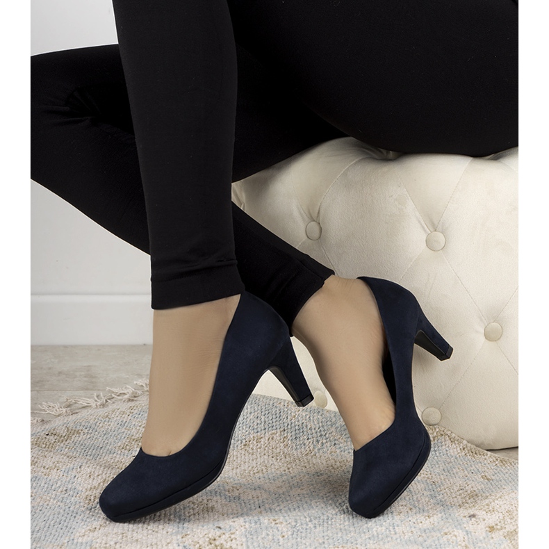 Sapatos azul marinho em um alfinete da Eiffel azul-marinho 1