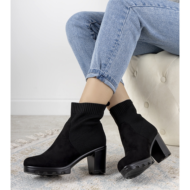 Botas pretas com meia da Soria preto 1
