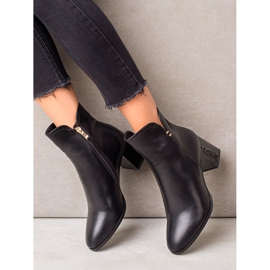 Goodin Botas pretas em um poste preto 1 Goodin Botas pretas em um poste preto 1