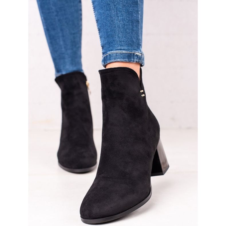 Goodin Botas pretas em um poste preto 1 Goodin Botas pretas em um poste preto 1