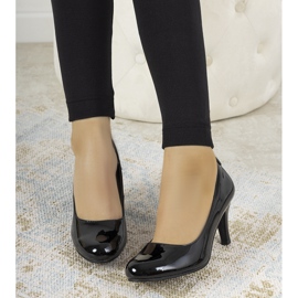 Bombas de laca preta no pilar Zamora preto 1