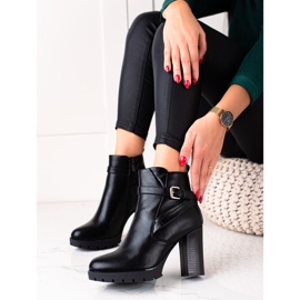 Bestelle Botas pretas em um poste alto preto 1