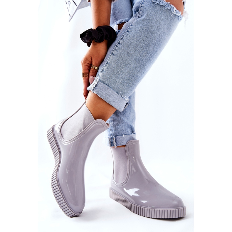 PS1 Botas de chuva brilhantes na plataforma cinza da cachoeira 1