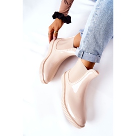 PS1 Botas de chuva brilhantes em uma plataforma de cachoeira bege 1 PS1 Botas de chuva brilhantes em uma plataforma de cachoeira bege 1