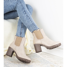 Botas bege no posto Auger 1