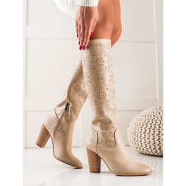 TRENDI Botas elegantes com bordados bege 1