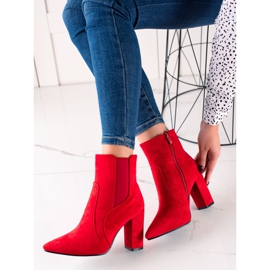 Marquiz Botas vermelhas elegantes em um poste vermelho 1