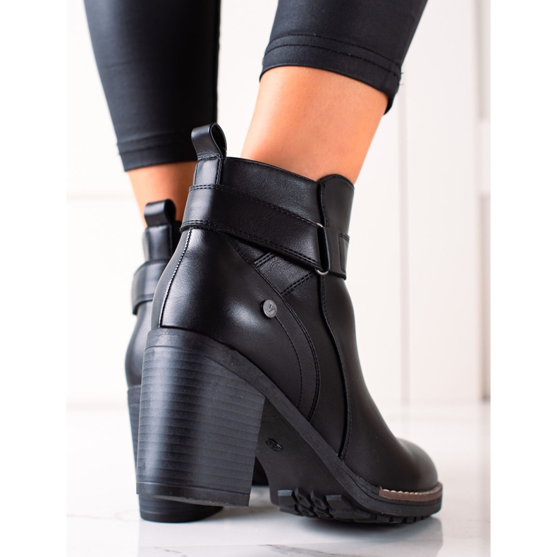 TRENDI Botas casuais em uma postagem preto 1