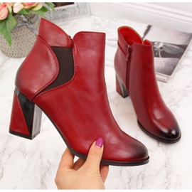 Botas em um poste decorativo, isolado Jezzi W JEZ251A cor de vinho preto vermelho 2