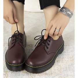 Brogues marrons em uma sola ronde grossa vermelho 1