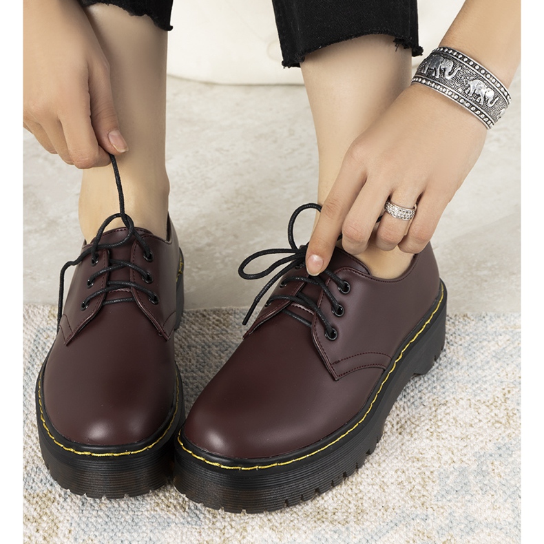 Brogues marrons em uma sola ronde grossa vermelho 1