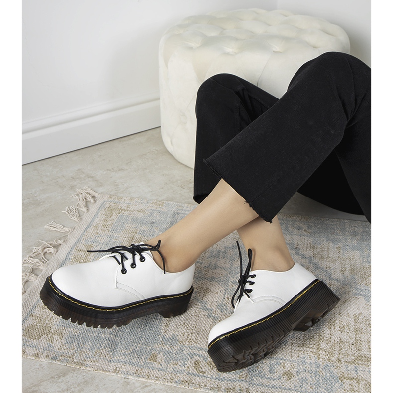 Sapatos brancos em sola grossa Ronde 1