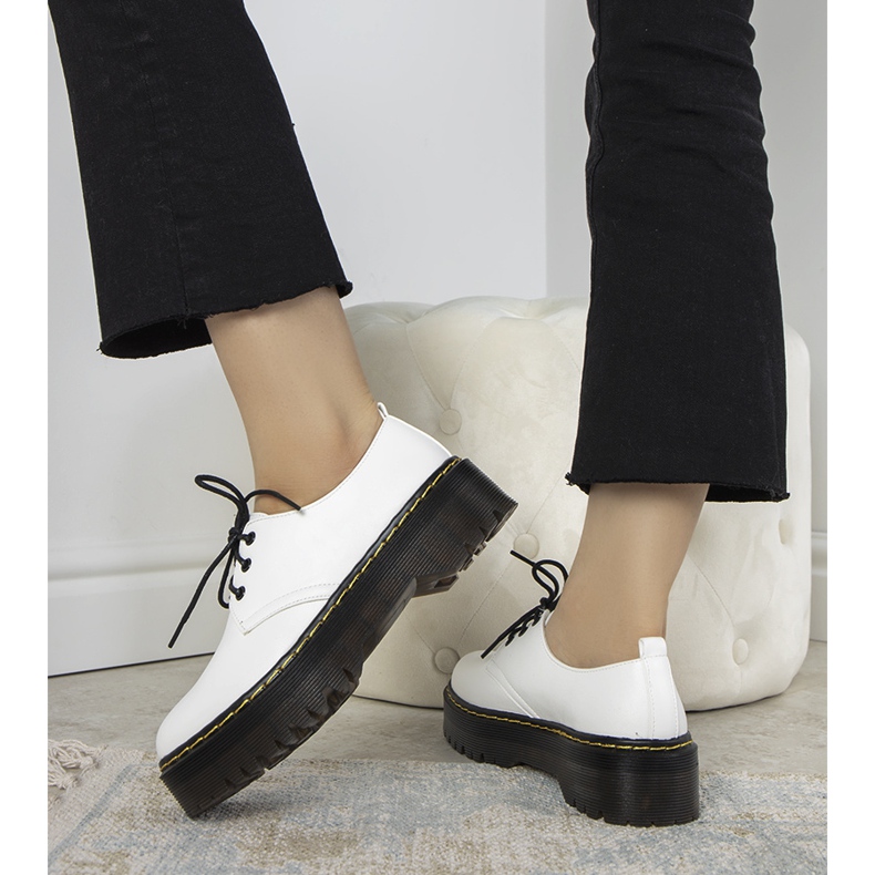 Sapatos brancos em sola grossa Ronde 2