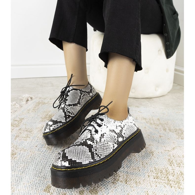 Sapatos de pele de cobra preta com sola Ronde grossa branco 1