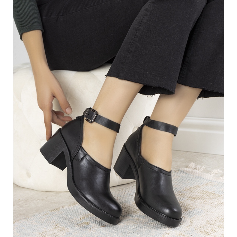 Sapatos pretos no posto de Christiane 1