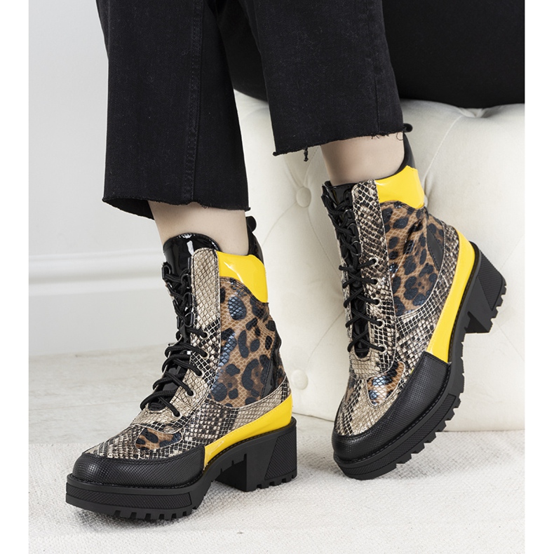 Caçadores pretos no motivo animal de Felis 1