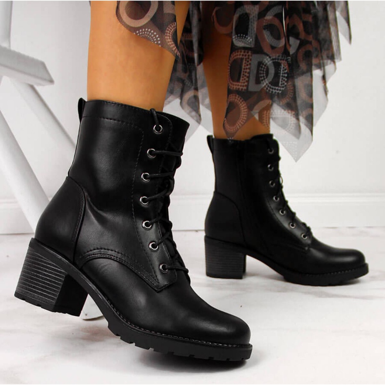Botas pretas no poste isolado eVento W EVE329 preto 1 Botas pretas no poste isolado eVento W EVE329 preto 1