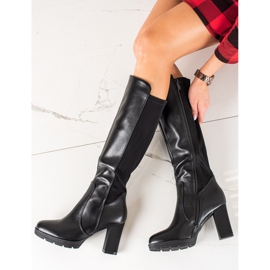 TRENDI Botas em um pilar preto 1