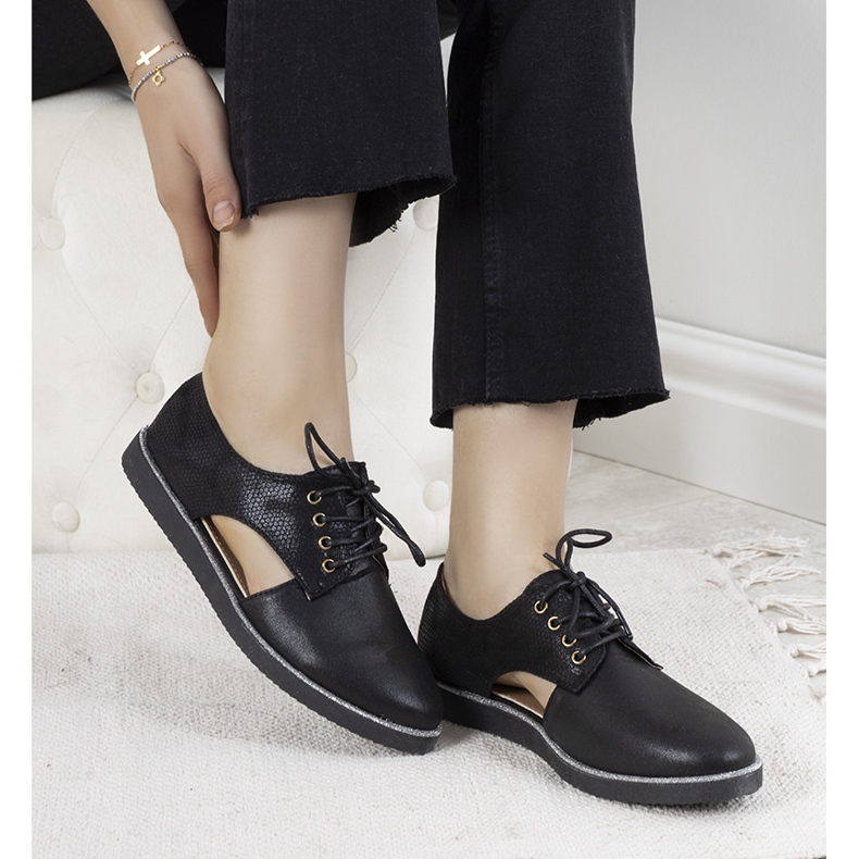 Sapatos Karley pretos brilhantes de corte baixo 1