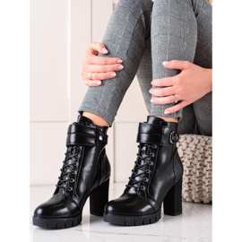 W. Potocki Trabalhadores atados em um posto de couro preto 1