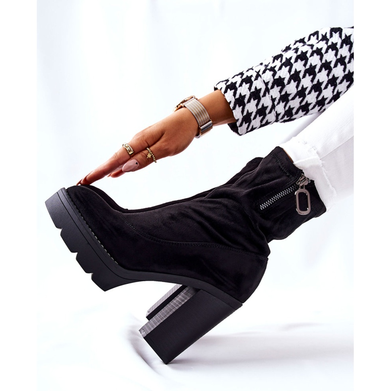 PG1 Botas pretas de camurça Marlevo em uma postagem preto 2