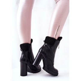 Botas pretas em um post Arleston preto 1