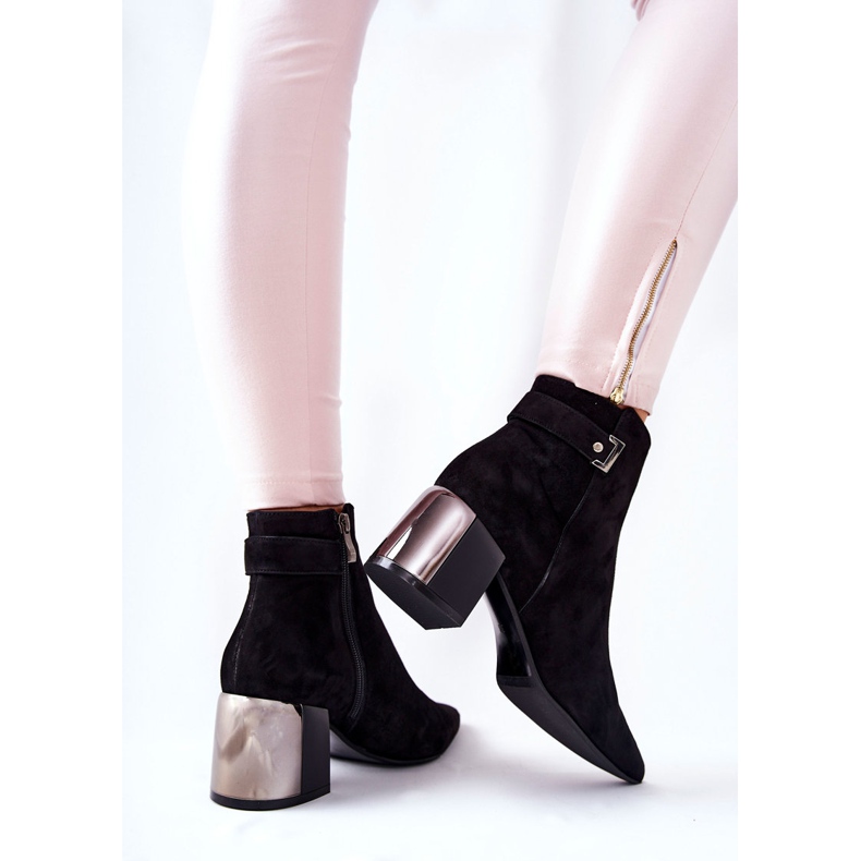 Botas de couro em um post Laura Messi preto 2354 1