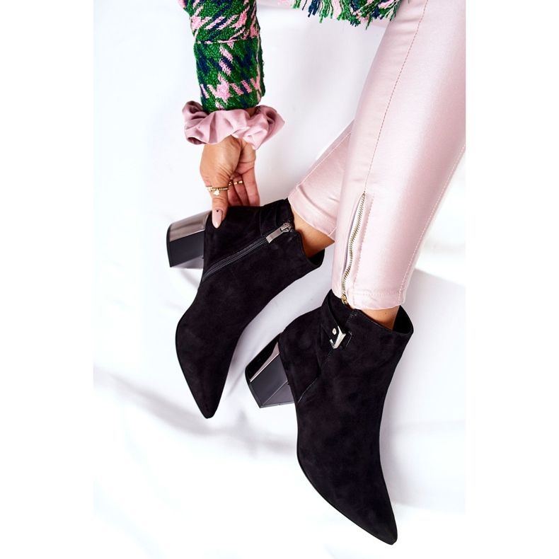 Botas de couro em um post Laura Messi preto 2354 2