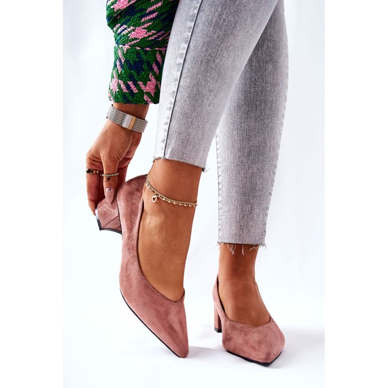 PG1 Bombas de camurça em um pilar rosa Ross 1