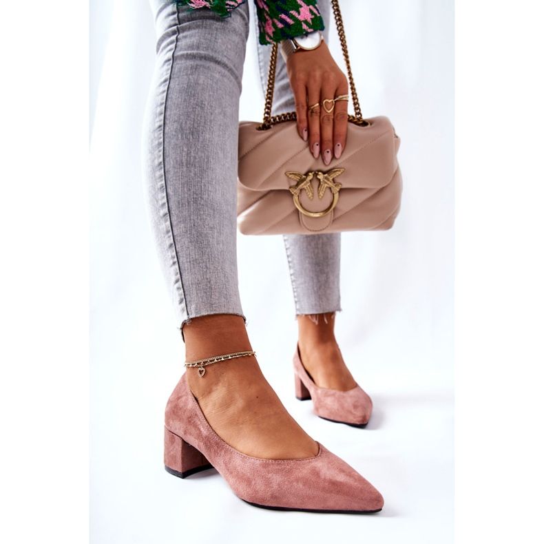 PG1 Bombas de camurça em um pilar rosa Ross 2