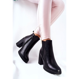 PG1 Botas de couro em um poste de linari preto 2