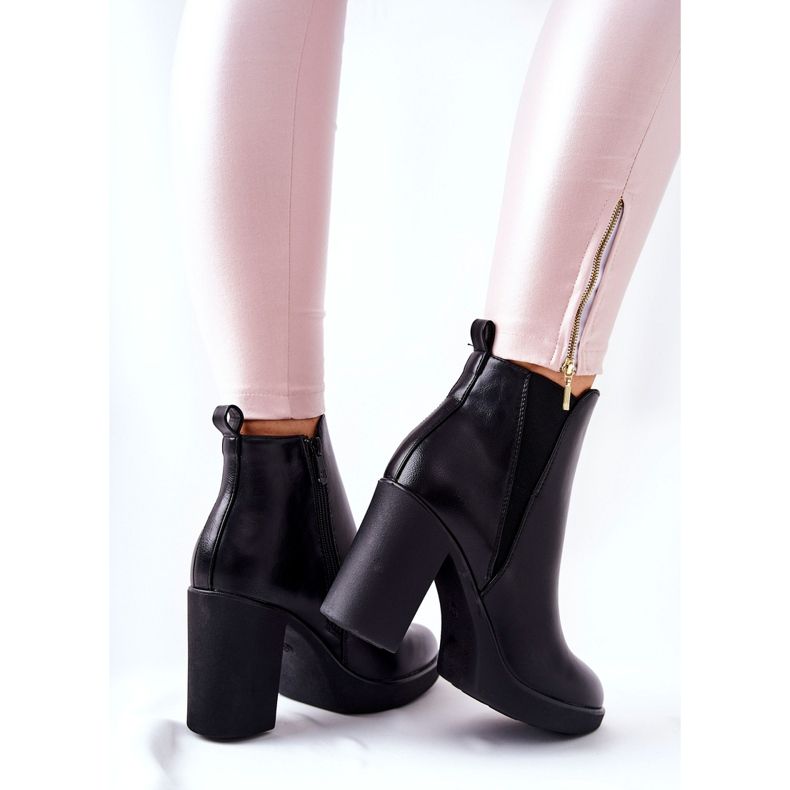 PG1 Botas de couro em um poste de linari preto 1