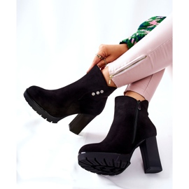 PG1 Botas pretas de camurça Lagerlla em um post preto 1