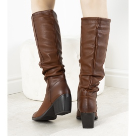 Botas marrons no posto de Landry marrom 2