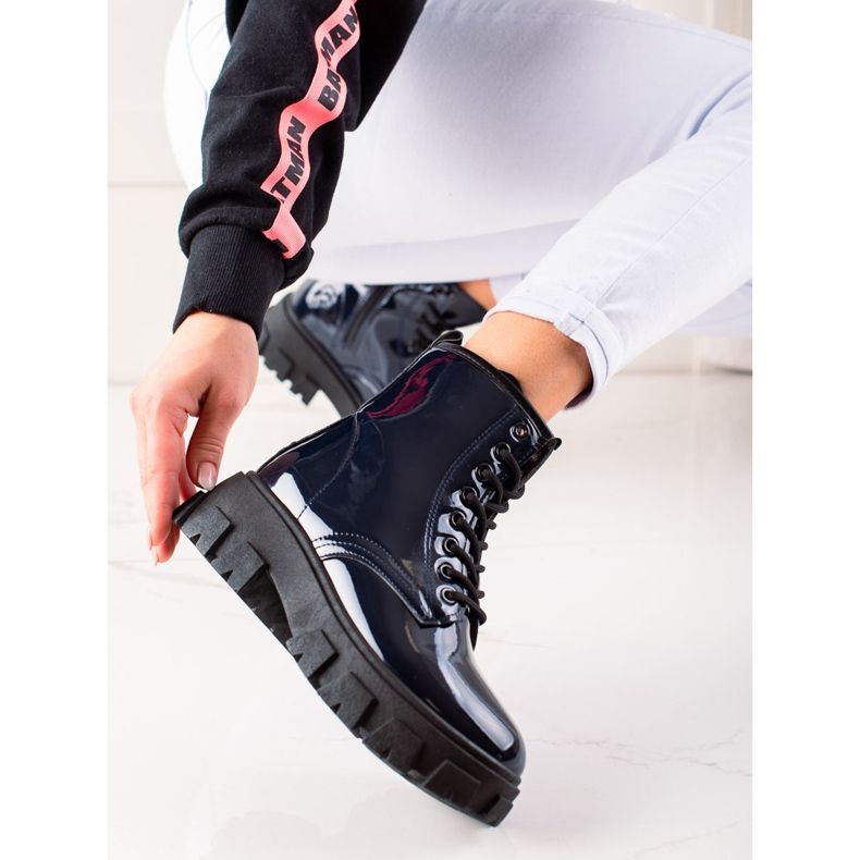 Sergio Todzi Caçadores de azul marinho na plataforma azul-marinho 1