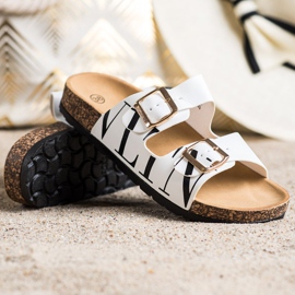 Chinelos confortáveis ​​brancos feitos de couro ecológico 1