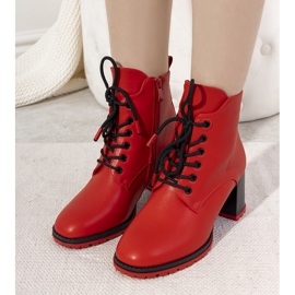 Botas vermelhas isoladas com amarração Skow vermelho 1