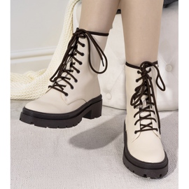 Botas com isolamento bege em uma sola Dena grossa 1