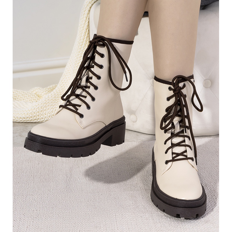 Botas com isolamento bege em uma sola Dena grossa 1