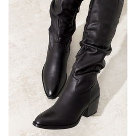 Botas pretas no posto Landry preto 1
