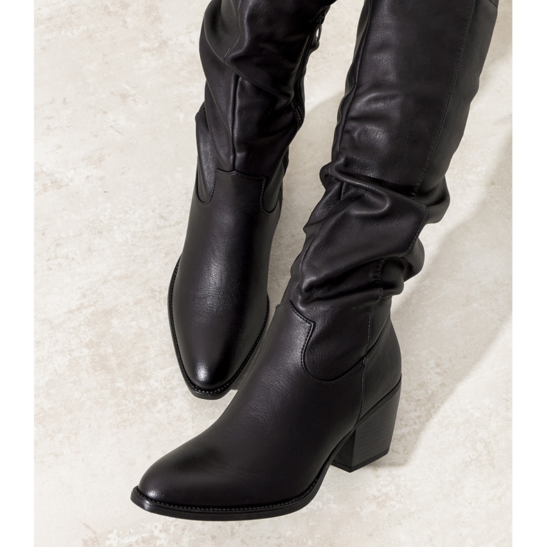 Botas pretas no posto Landry preto 1