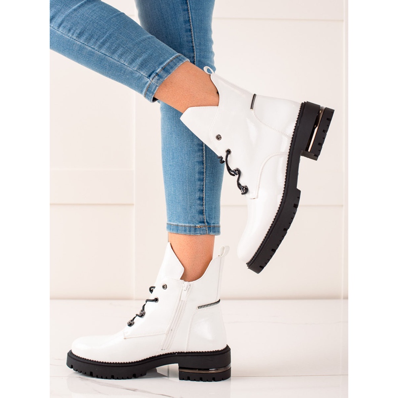 Trabalhadores com cadarços elegantes por Sergio Leone branco 1