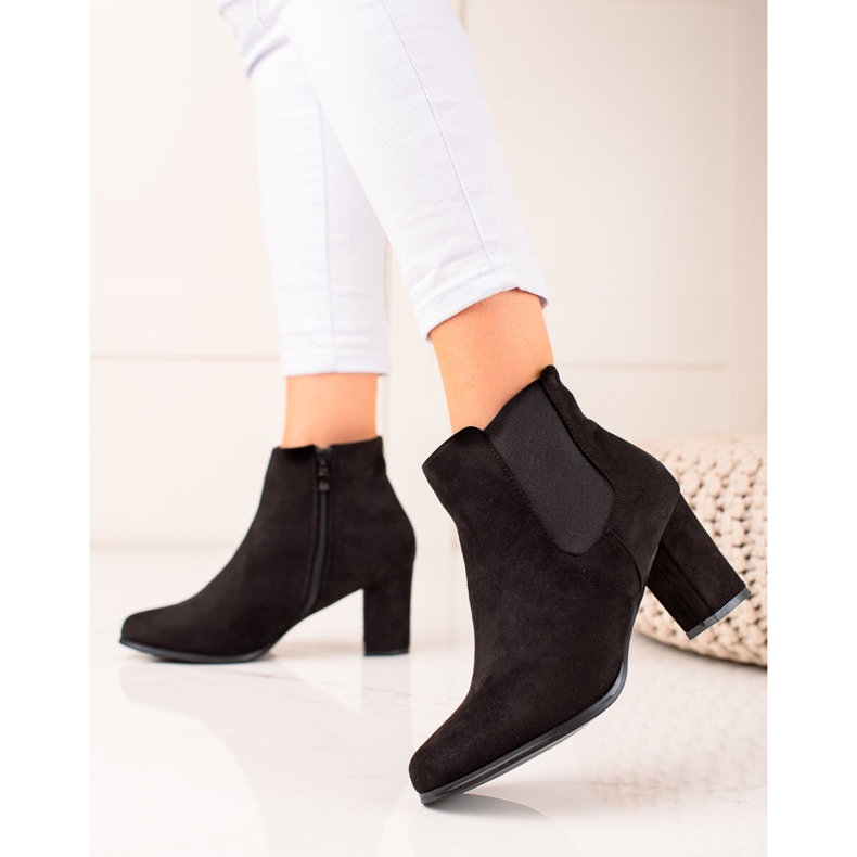 TRENDI Botas casuais em uma postagem preto 2