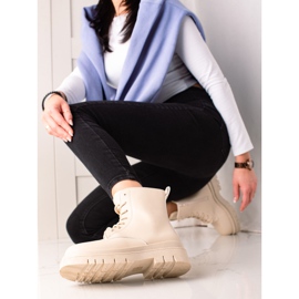 TRENDI Caçadores Bege Clássicos na Plataforma 1