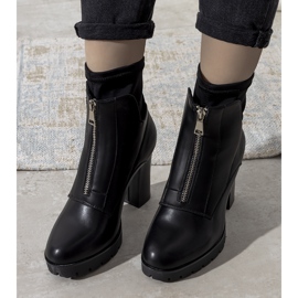 Botins pretos no poste Kizzy 1 Botins pretos no poste Kizzy 1