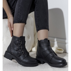 Botas pretas com tachas isoladas de Adams preto 1