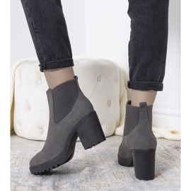 Botas cinza no poste isolado Brooke 1