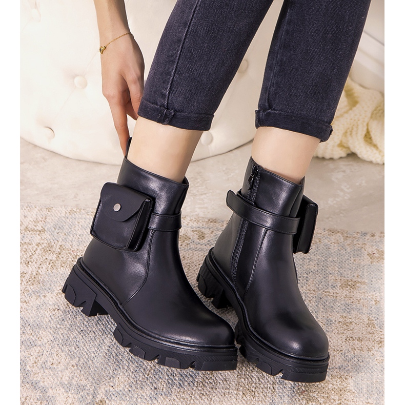 Botas pretas isoladas com sachê Millikin preto 1