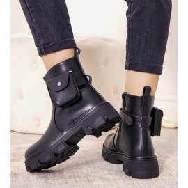 Botas pretas isoladas com sachê Millikin preto 2 Botas pretas isoladas com sachê Millikin preto 2