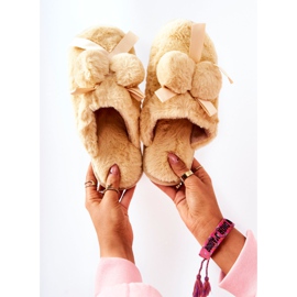 Chinelos de pele amarela com pompons bege cru 1